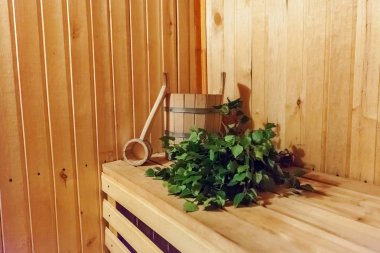 İç detayları Geleneksel sauna aksesuarları havzası huş süpürgesi kepçe ile Fin sauna buhar odası hamamı