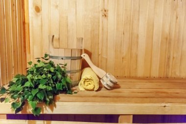 İç detayları Geleneksel sauna aksesuarları havzası huş süpürgekepçe havlu ile Fin sauna buhar odası hamamı