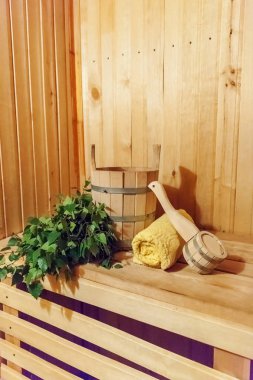 İç detayları Geleneksel sauna aksesuarları havzası huş süpürgekepçe havlu ile Fin sauna buhar odası hamamı