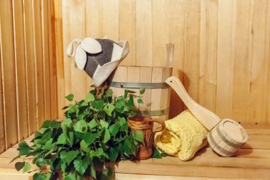 İç detayları Geleneksel sauna aksesuarları havzası huş süpürgesi kepçe şapka havlu keçe ile Fin sauna buhar odası hamam