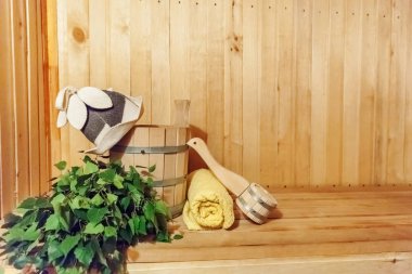 İç detayları Geleneksel sauna aksesuarları havzası huş süpürgesi kepçe şapka havlu keçe ile Fin sauna buhar odası hamam