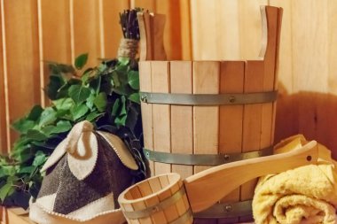 İç detayları Geleneksel sauna aksesuarları havzası huş süpürgesi kepçe şapka havlu keçe ile Fin sauna buhar odası hamam