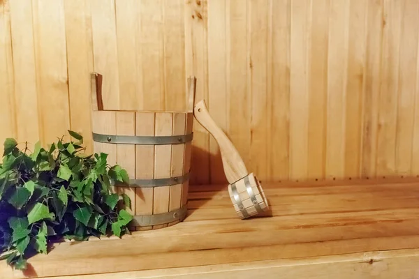 Détails intérieurs sauna finlandais hammam bain avec accessoires de sauna traditionnels lavabo bouleau balai scoop — Photo