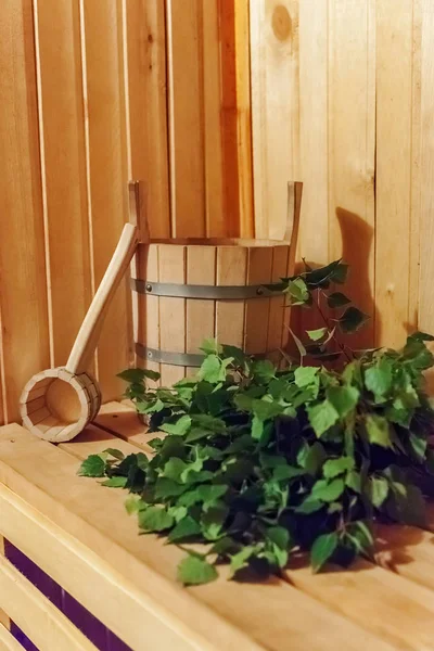 İç detayları Geleneksel sauna aksesuarları havzası huş süpürgesi kepçe ile Fin sauna buhar odası hamamı