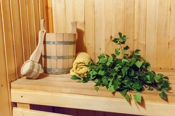 Detalhes do interior Banheiro finlandês sauna vapor com sauna tradicional acessórios bacia vidoeiro vassoura colher toalha — Fotografia de Stock