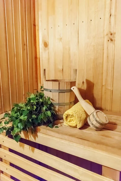 Detalhes do interior Banheiro finlandês sauna vapor com sauna tradicional acessórios bacia vidoeiro vassoura colher toalha — Fotografia de Stock