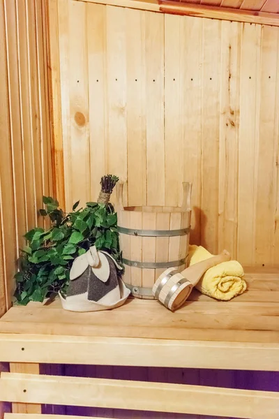Detalhes do interior Banheiro finlandês sauna vapor com sauna tradicional acessórios bacia vidoeiro vassoura colher feltro chapéu toalha — Fotografia de Stock