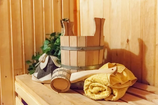 İç detayları Geleneksel sauna aksesuarları havzası huş süpürgesi kepçe şapka havlu keçe ile Fin sauna buhar odası hamam