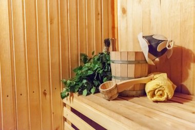 İç detayları Geleneksel sauna aksesuarları havzası huş süpürgesi kepçe şapka havlu keçe ile Fin sauna buhar odası hamam