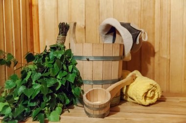 İç detayları Geleneksel sauna aksesuarları havzası huş süpürgesi kepçe şapka havlu keçe ile Fin sauna buhar odası hamam