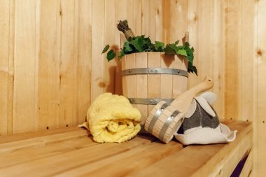 İç detayları Geleneksel sauna aksesuarları havzası huş süpürgesi kepçe şapka havlu keçe ile Fin sauna buhar odası hamam