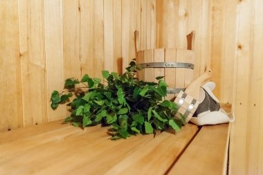 İç detayları Geleneksel sauna aksesuarları havzası huş süpürgesi kepçe keçe şapka ile Fin sauna buhar odası hamamı