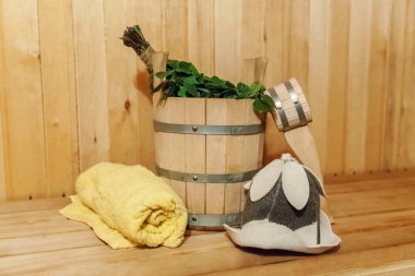 İç detayları Geleneksel sauna aksesuarları havzası huş süpürgesi kepçe şapka havlu keçe ile Fin sauna buhar odası hamam
