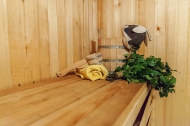 İç detayları Geleneksel sauna aksesuarları havzası huş süpürgesi kepçe şapka havlu keçe ile Fin sauna buhar odası hamam