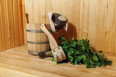 İç detayları Geleneksel sauna aksesuarları havzası huş süpürgesi kepçe keçe şapka ile Fin sauna buhar odası hamamı