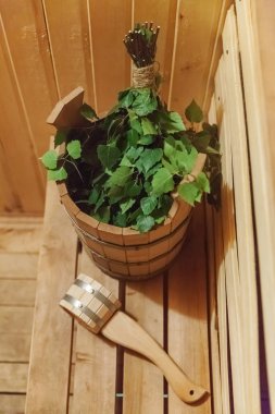 İç detayları Geleneksel sauna aksesuarları havzası huş süpürgesi kepçe şapka havlu keçe ile Fin sauna buhar odası hamam