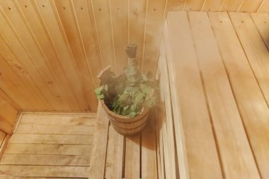 İç detayları Geleneksel sauna aksesuarları havzası huş süpürgesi kepçe şapka havlu keçe ile Fin sauna buhar odası hamam