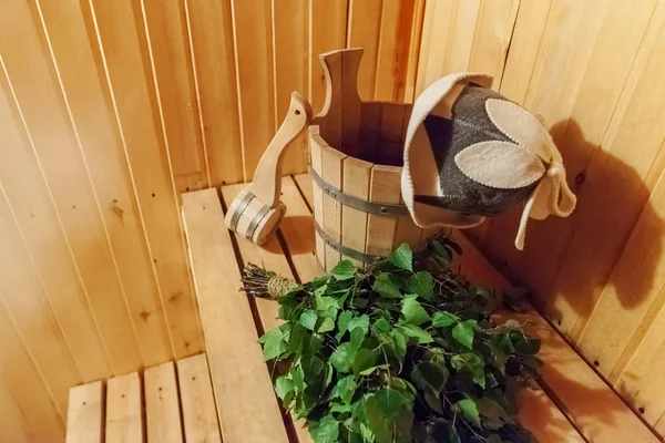 Detalhes do interior Banheiro finlandês sauna vapor com sauna tradicional acessórios bacia vidoeiro vassoura colher feltro chapéu — Fotografia de Stock