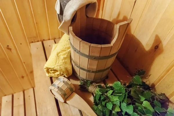 Détails intérieurs sauna finlandais hammam bain avec accessoires de sauna traditionnels lavabo bouleau balai scoop feutre serviette — Photo
