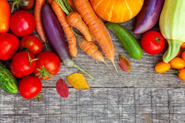 Ülke tarzı ahşap arka planda farklı taze organik sebzeler.
