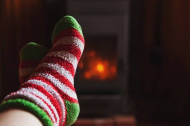 Kış giysileri yün çorap ayaklar kış veya sonbahar akşamı rahatlatıcı ve ısınma evde