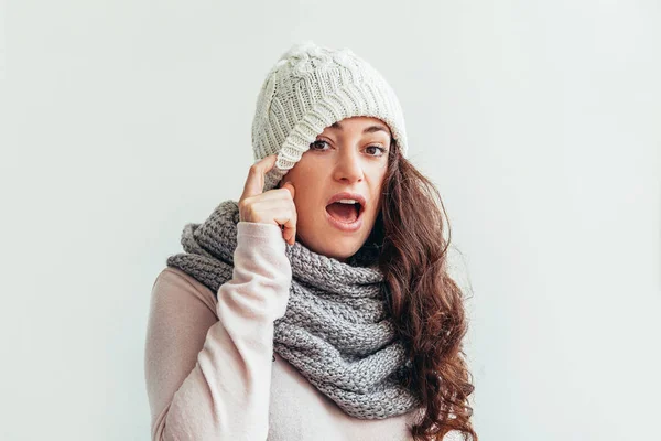 Laughing Girl klädd i varma kläder hatt och scarf isolerad på vit bakgrund — Stockfoto