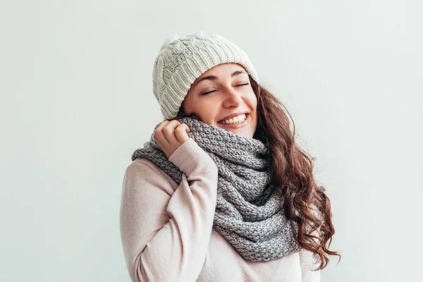 흰색 배경에 고립 된 따뜻한 옷 모자와 스카프를 입고 웃는 소녀 — 스톡 사진