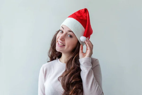 Belle fille en chapeau rouge Père Noël isolé sur fond blanc — Photo