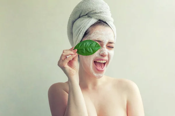 Cara de mulher com folha verde e creme ou máscara nutritiva — Fotografia de Stock