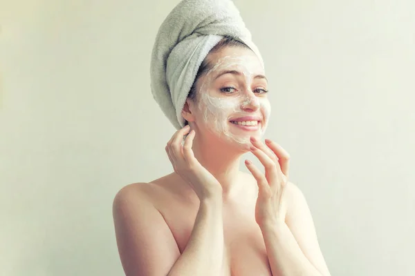 Vrouw gezicht met crème of voedende masker. Banner — Stockfoto