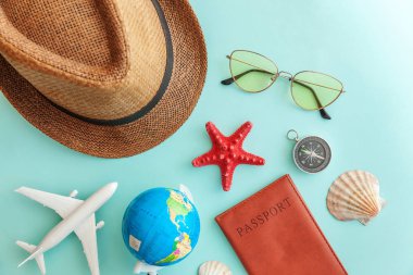 Mavi pastel renkli trendy modern arka plan minimal basit düz lay seyahat macera gezisi konsepti