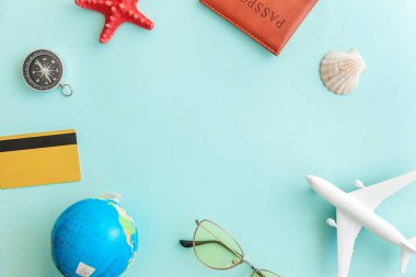 Mavi pastel renkli trendy modern arka plan minimal basit düz lay seyahat macera gezisi konsepti