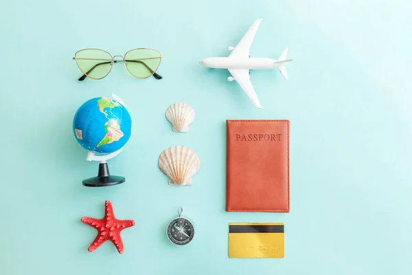 Minimale eenvoudige platte lay reizen avontuur reis concept op blauwe pastel kleurrijke trendy moderne achtergrond — Stockfoto
