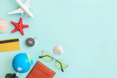Mavi pastel renkli trendy modern arka plan minimal basit düz lay seyahat macera gezisi konsepti