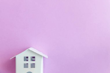 Mor Menekşe pastel arka plan minyatür beyaz oyuncak ev