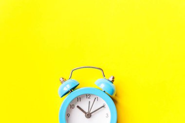 Zil çift çan vintage klasik çalar saat Sarı renkli trendy modern arka plan izole. Dinlenme saatleri hayatın günaydın sabah ları uyanık uyanma kavramı