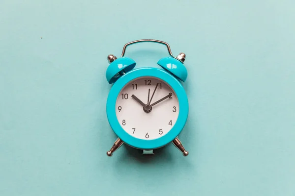 リンギングツインベルヴィンテージ古典的な目覚まし時計は、青いパステルカラフルなトレンディな背景に隔離。人生の休息時間 おはよう朝の夜目覚醒コンセプト — ストック写真