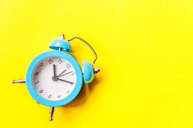 Zil çift çan vintage klasik çalar saat Sarı renkli trendy modern arka plan izole. Dinlenme saatleri hayatın günaydın sabah ları uyanık uyanma kavramı