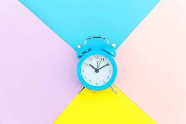 Vintage alarm saati mavi sarı pembe pastel renkli trendy geometrik arka plan üzerinde izole
