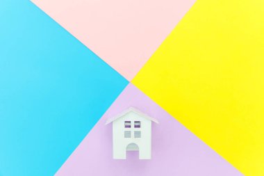 Mavi sarı pembe mor pastel renkli trendy geometrik arka plan izole minyatür beyaz oyuncak ev