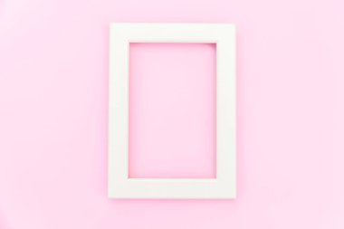 Pembe pastel renkli arka planda izole boş pembe çerçeve ile basitçe tasarım