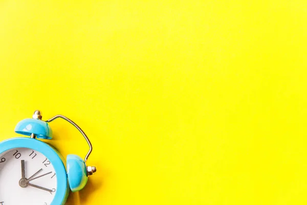 Campanello campanello vintage classico sveglia Isolato su sfondo giallo colorato alla moda moderno. Ore di riposo tempo di vita buongiorno notte sveglia concetto — Foto Stock