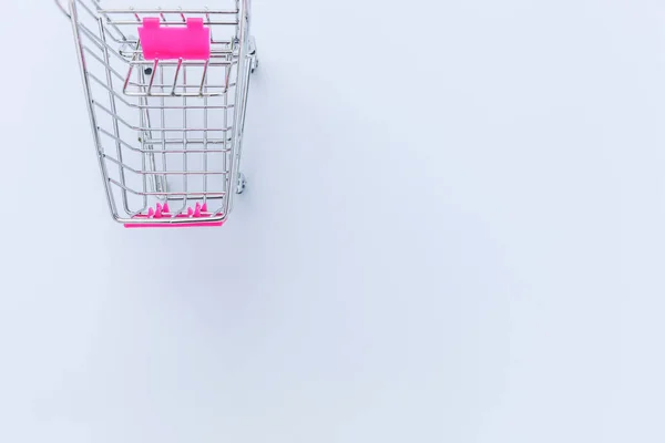 Малый супермаркет игрушки толчок корзину на белом фоне — стоковое фото