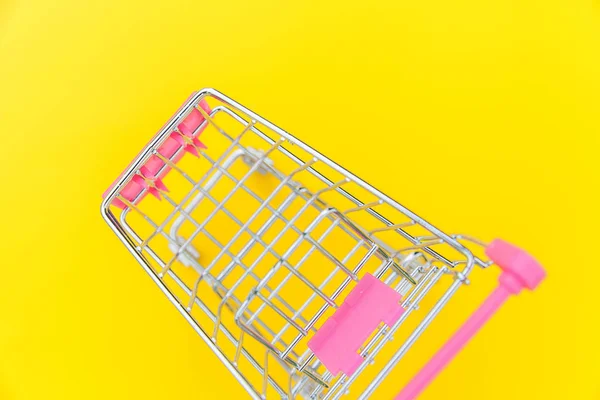 小型超市杂货玩具推车隔离在黄色五颜六色的背景 — 图库照片