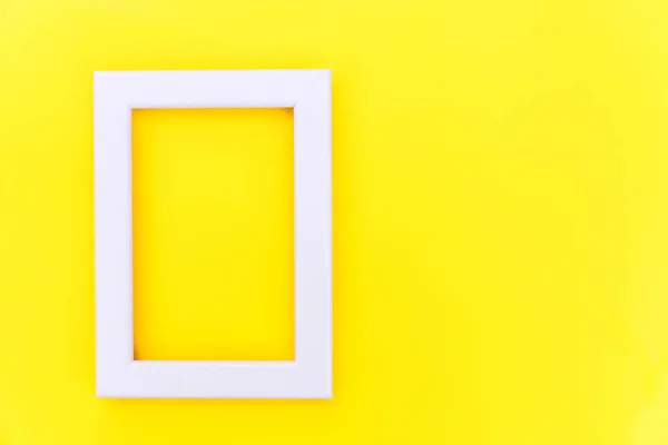 Design simple avec cadre rose vide isolé sur fond jaune coloré tendance — Photo
