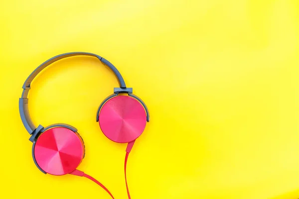 Casque rouge avec câble isolé sur fond jaune coloré — Photo