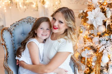 Anne ve kızı evde Noel ağacı yakınında oynarken dinlenmek