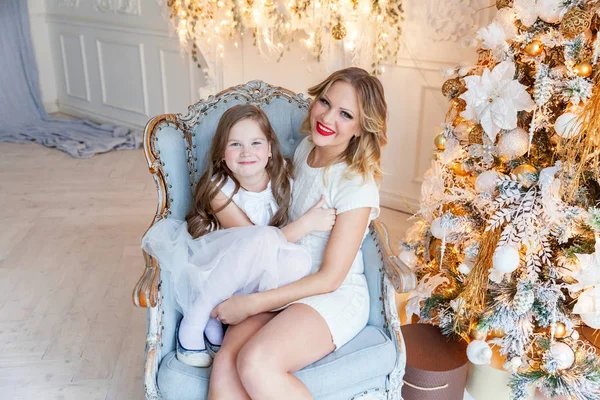 Anne ve kızı evde Noel ağacı yakınında oynarken dinlenmek