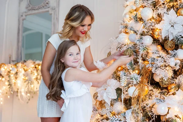 Moeder en dochter thuis kerstboom versieren — Stockfoto