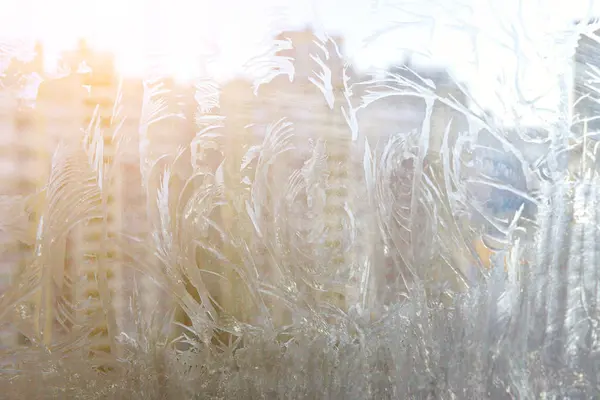 Fryst vinter fönster med glänsande is Frost mönster textur — Stockfoto